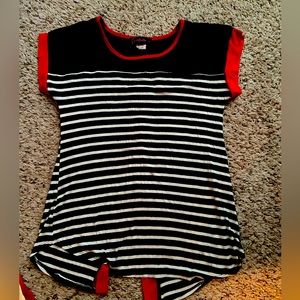 Short sleeved maternity top with open back